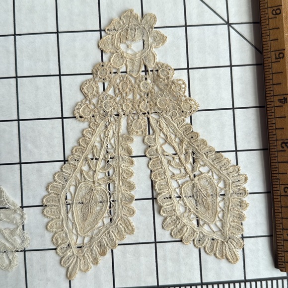 Pair of Antique Lace Appliqués | Edwardian–1930s Ecru Embroidered Collar Inserts - Picture 12 of 16